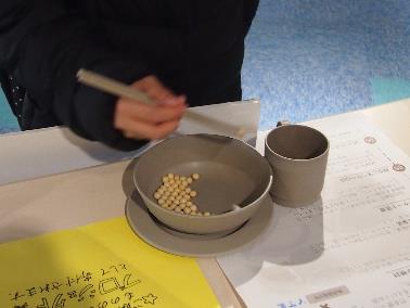 豆移しゲームをしている様子