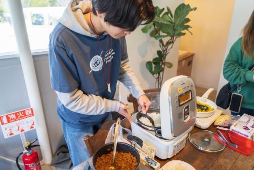 カレーを準備する様子