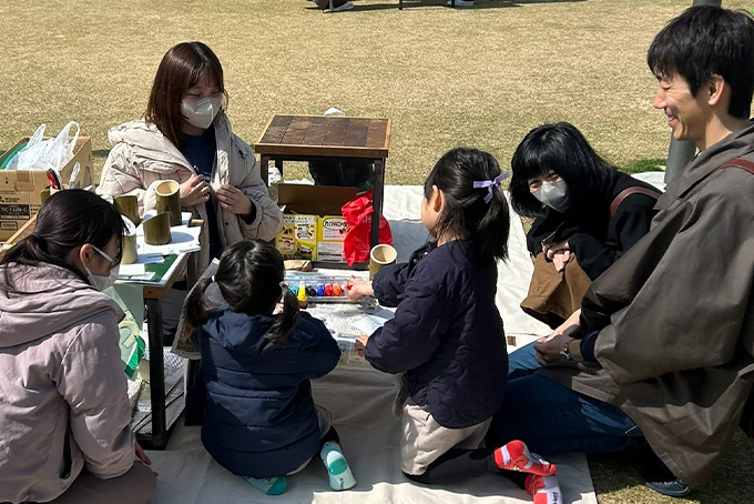 子供たちが竹灯籠のイラストを描く様子