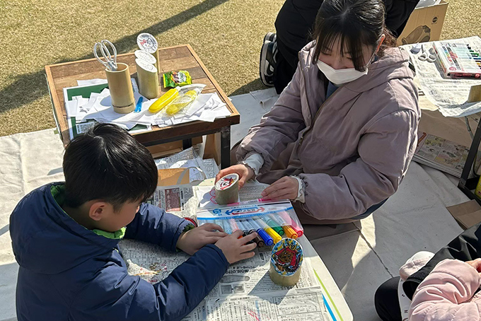 子供たちが竹灯籠のイラストを描く様子