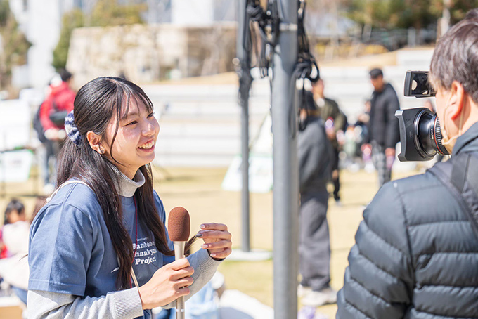 インタビューを受けている様子
