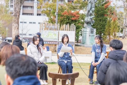 芝生での発表の様子