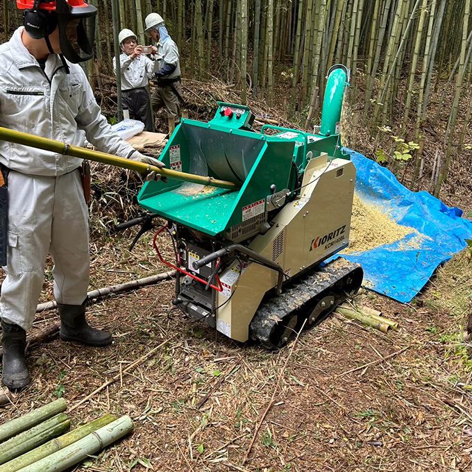竹を粉砕するチッパー機